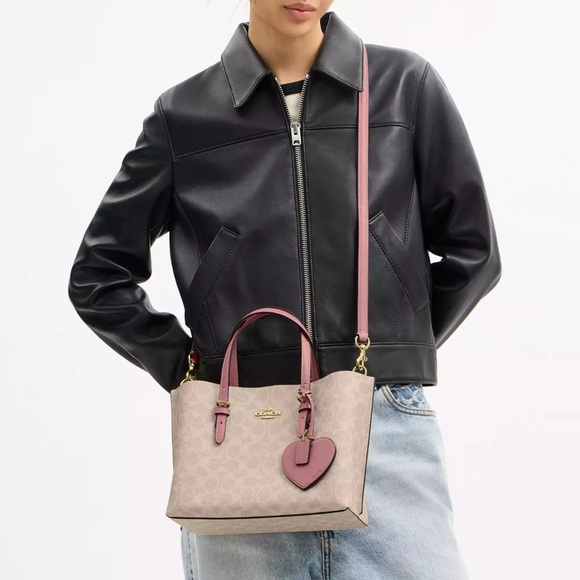 NWT‼️Coach Women Mollie Tote Bag 25 In Signature Canvas With Heart Charm CDF03 - Picture 6 of 6